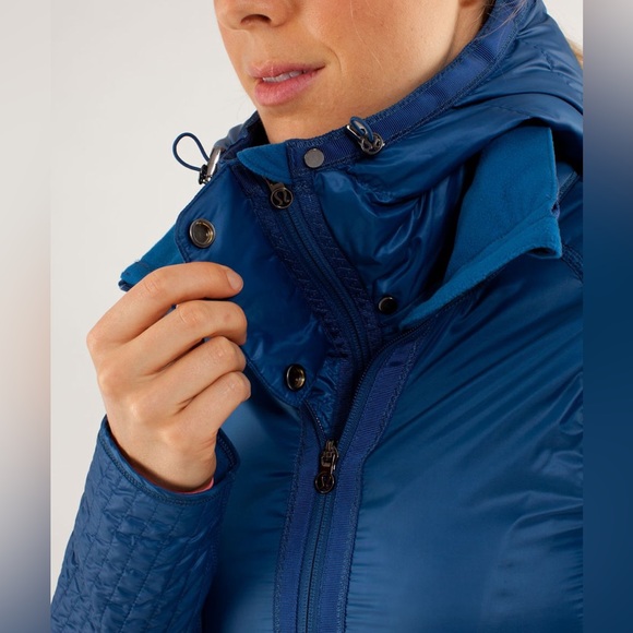 Lululemon Run: Bundle Up Jacket in Limitless Blue | size 6 - Picture 13 of 16